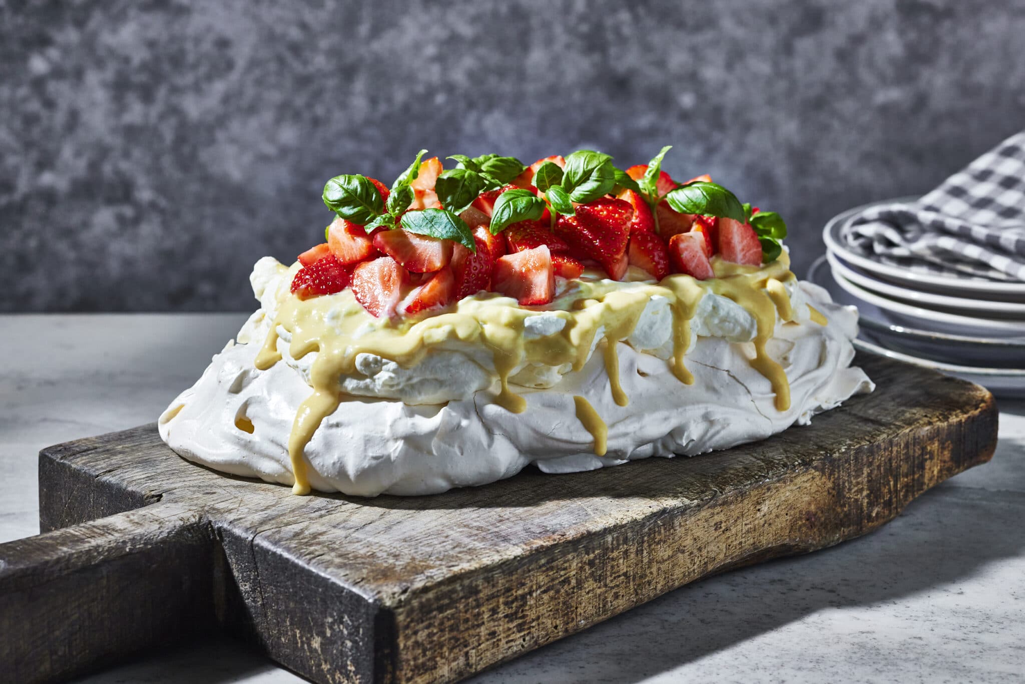 Pavlova Med Lemon Curd, Jordbær Og Basilikum - Nettavisen Mat.