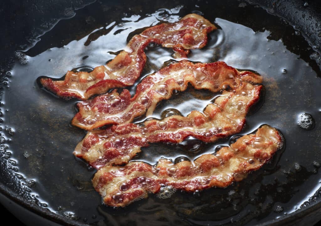 steke bacon, stekt bacon, baconsteking, lage bacon, bacon oppskrift
